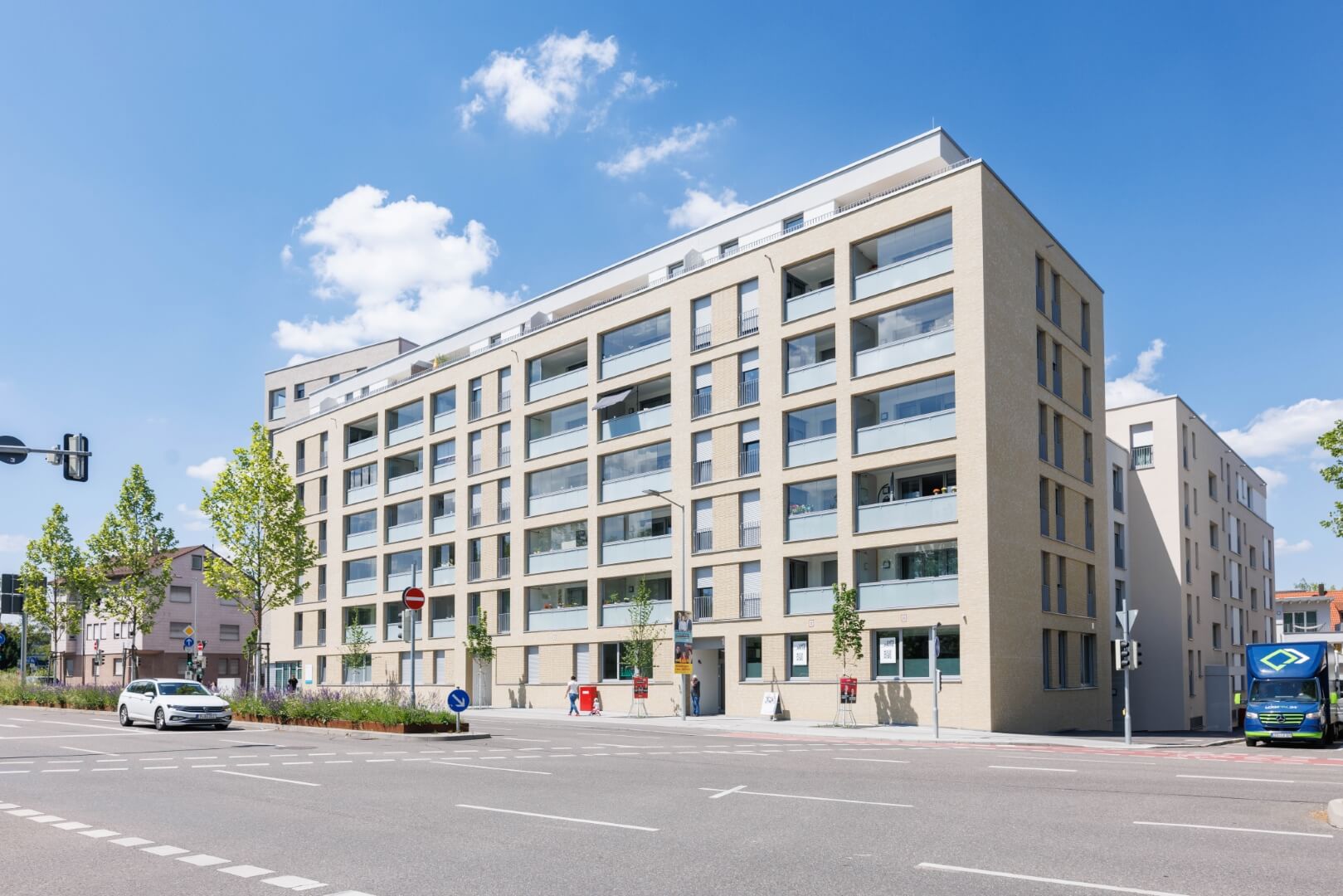 Foto (Perspektivische Ansicht) des Wohn- und Geschäftsquartiers Seecarre in Böblingen, im Vordergrund die breite Haupstraße