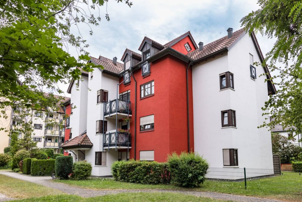 Gepflegtes Mehrfamilienhaus mit Vorgarten und kleiner Hecke