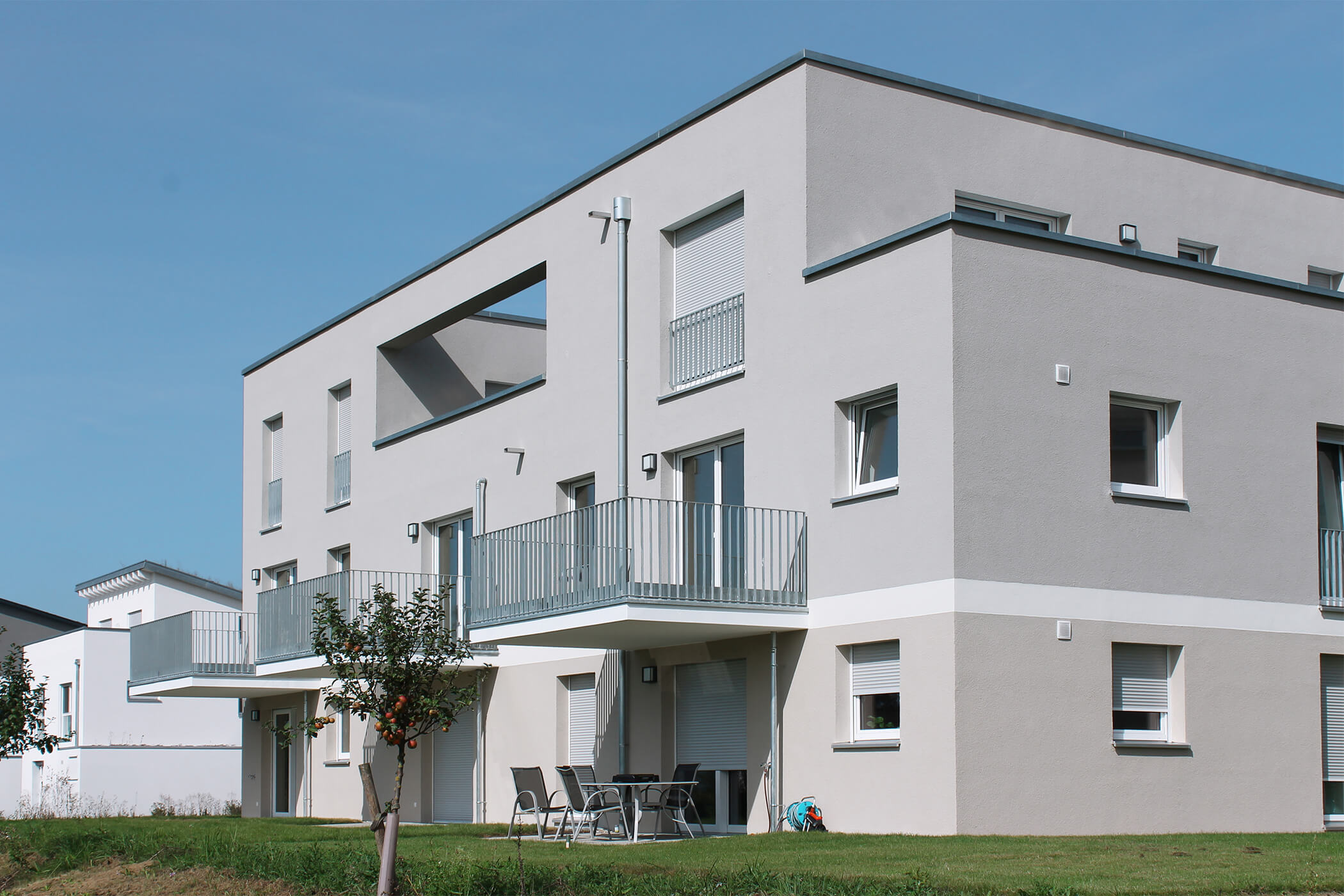 Nahaufnahme modernes Gebäude mit Balkon