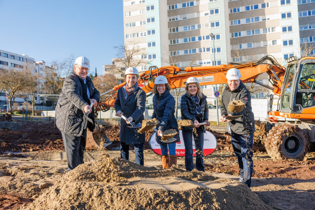 Spatenstich Ärztehaus Diezenhalde in Böblingen mit Rainer Ganske und Stefan Belz, auf einer Baustelle bei gutem Wetter